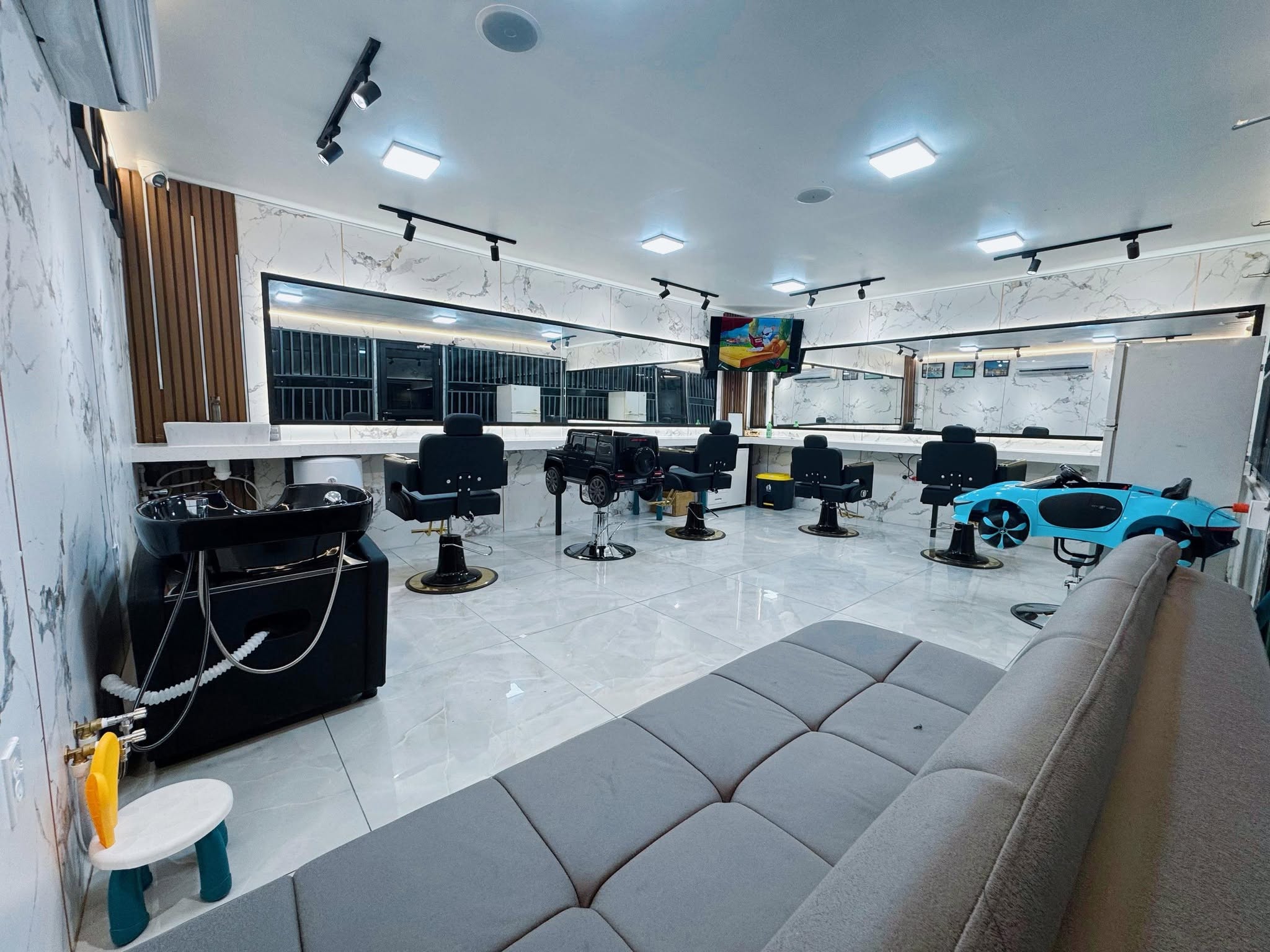 Het interieur van Squad Cuts, Paramaribo